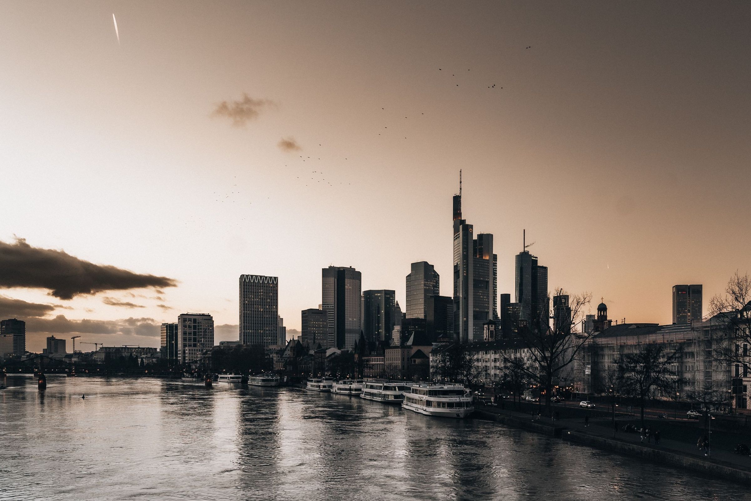 Frankfurter Skyline über dem Main im Abendlicht